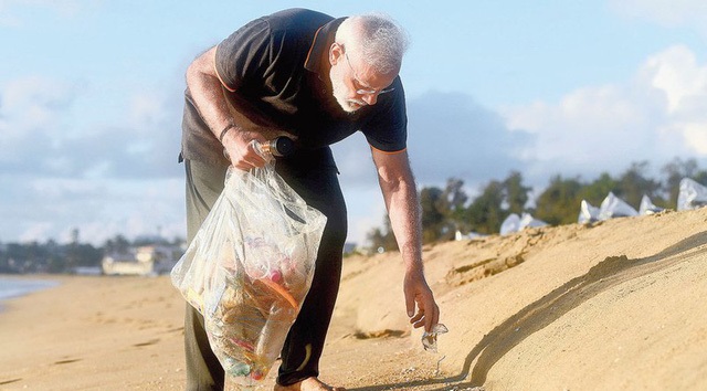 Thủ tướng Ấn Độ đi chân trần, lặng lẽ nhặt rác trên bãi biển 