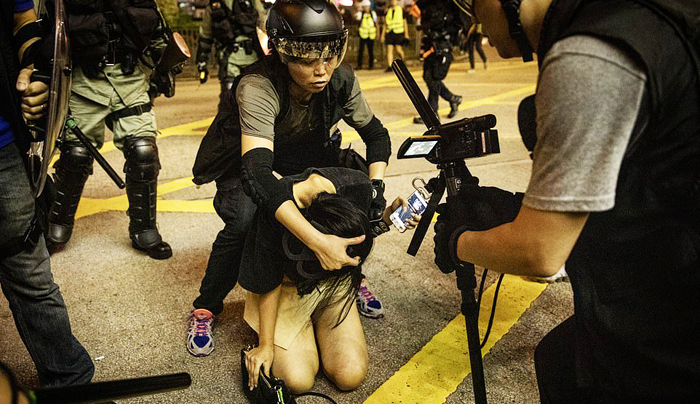 Cảnh sát Hồng Kông thường xuyên bắt giữ người biểu tình là nữ để làm trò tiêu khiển.