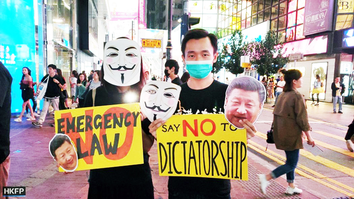 Chính phủ Hồng Kông bất ngờ ban bố “Luật cấm che mặt” khiến tình hình ở Hồng Kông ngày càng xấu đi, hàng trăm ngàn người đã xuống đường phản đối