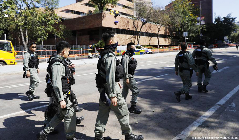 Cảnh sát Hồng Kông đứng gác ngoài khuôn viên Đại học Bách khoa đã rút đi sau 13 ngày bao vây. 