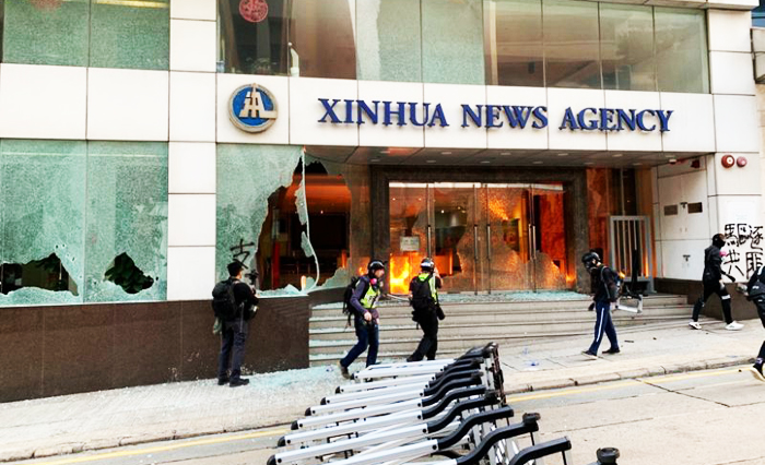 Người biểu tình đã tập kích "Tân Hoa Xã" chi nhánh Hồng Kông ở khu mua sắm Wan Chai, phóng hỏa ở đại sảnh. 