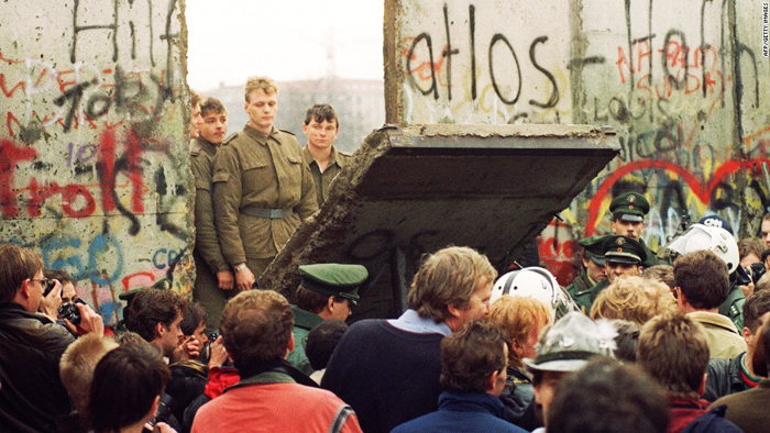 Bức tường Berlin là lịch sử. Nó đã dạy chúng ta: Không có bức tường nào có thể ngăn cản con người và hạn chế sự tự do, cho dù nó cao hay lớn như thế nào đi nữa