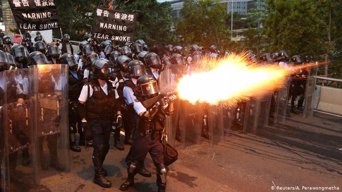 Cảnh sát Hồng Kông từng bắn súng vào người biểu tình phải dọn nhà vì sợ bị truy sát (ảnh 2)