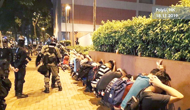 Rất nhiều sinh viên Đại học Bách khoa Hồng Kông sau khi tự nguyện ra khỏi trường liền bị cảnh sát bắt giữ.
