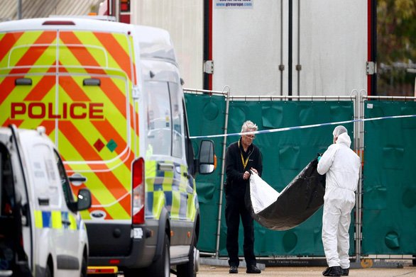 Hình ảnh tại hiện trường ở thị trấn Grays, hạt Essex, Anh – nơi phát hiện 39 thi thể hôm 23/10 (Ảnh qua Reuters).