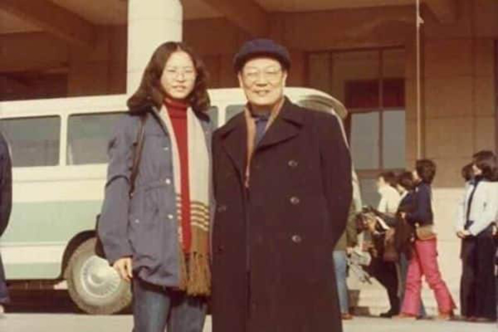 Năm 1979, bà Lâm Trịnh Nguyệt Nga đến thăm Đại học Thanh Hoa, và cùng chụp ảnh với lãnh đạo cấp cao của ĐCSTQ