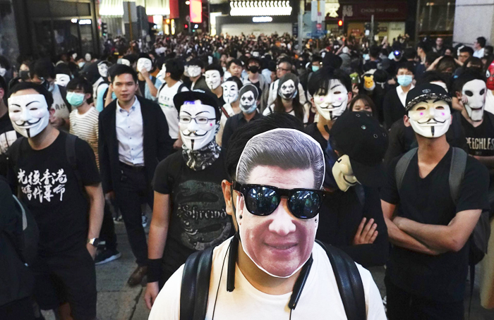 Người tranh đấu đeo mặt nạ xuống đường ở Hồng Kông