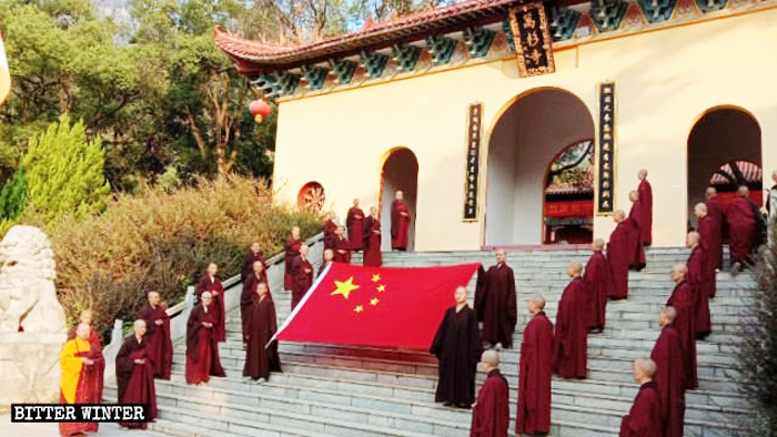 Vào ngày 1/10, các phật tử tại chùa Vạn Sam ở thành phố Lư Sơn đã cử hành lễ chào cờ. 