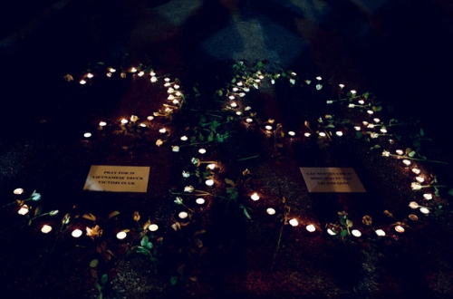 Người Việt Nam xếp nến thành con số 39, cầu nguyện cho các nạn nhân trong thảm kịch.