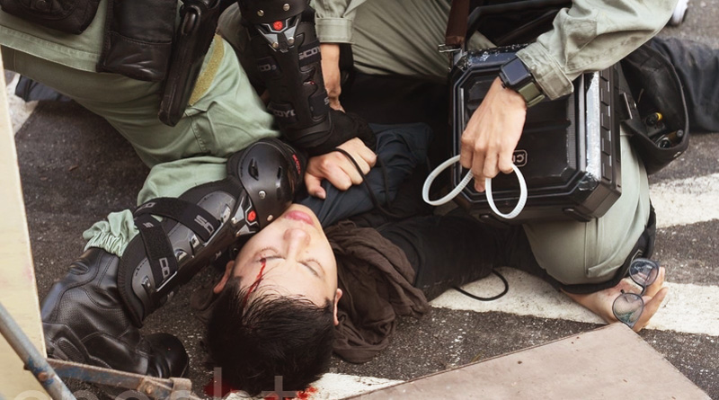 Việc cảnh sát Hồng Kông lạm dụng bạo lực đã khiến hình tượng cảnh sát sụp đổ trong lòng người dân. 