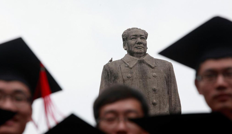 Sinh viên Đại học Phục Đán nhận bằng trước tượng Mao năm 2013 