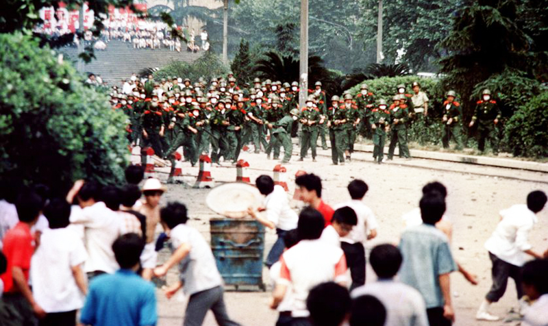 ĐCSTQ sử dụng quân đội đàn áp đẫm máu phong trào dân chủ tại quảng trường Thiên An Môn ngày 4/6/1989. 