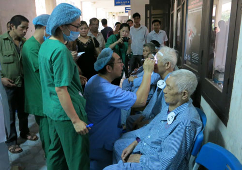 Từ bỏ việc lương cao, bác sĩ Nhật đến Việt Nam điều trị miễn phí cho bệnh nhân nghèo
