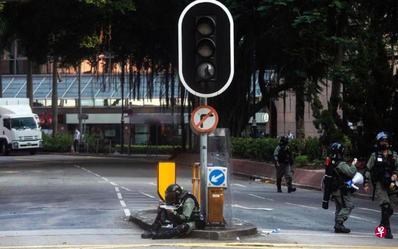 "Tiền làm thêm giờ" của cảnh sát Hồng Kông trong nửa năm gần 1 tỷ NDT (ảnh 2)
