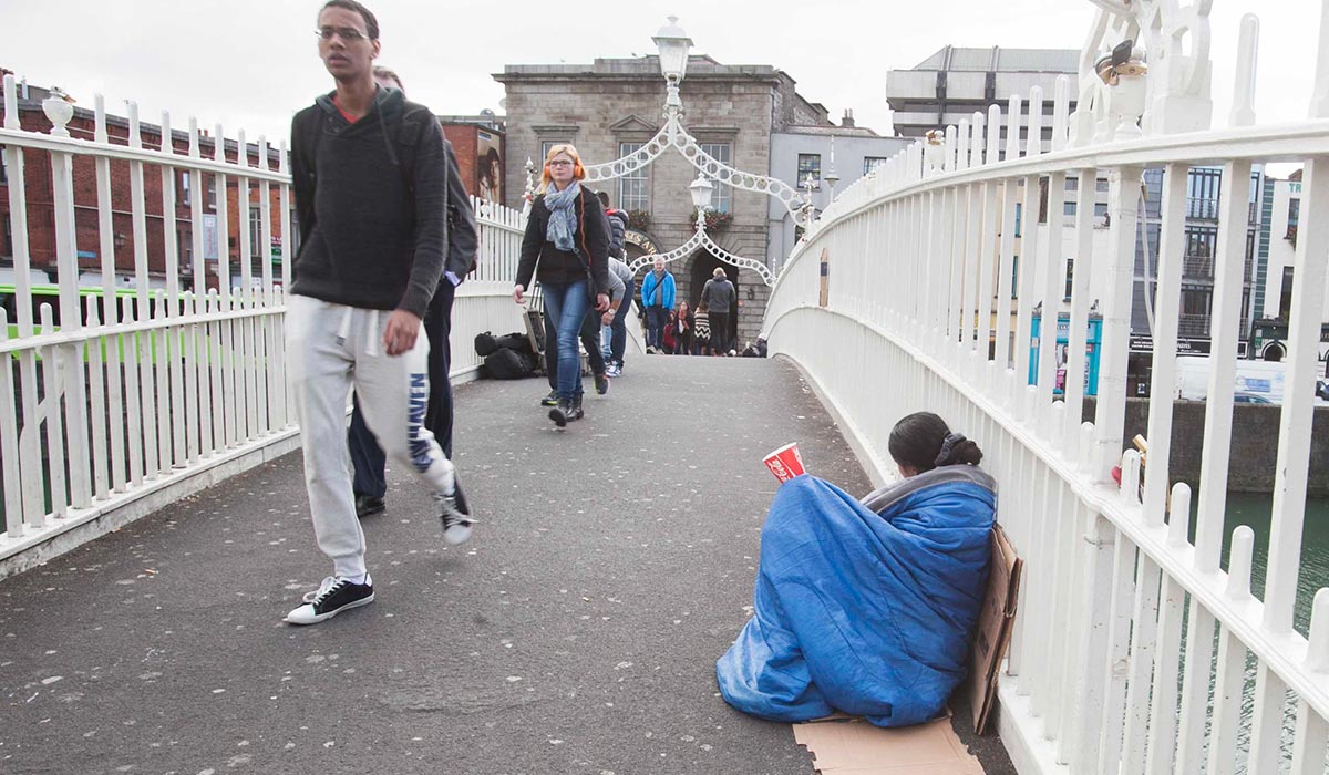 Tràn ngập áo ấm cho người vô gia cư treo trên cầu ở Ireland trong dịp Giáng Sinh