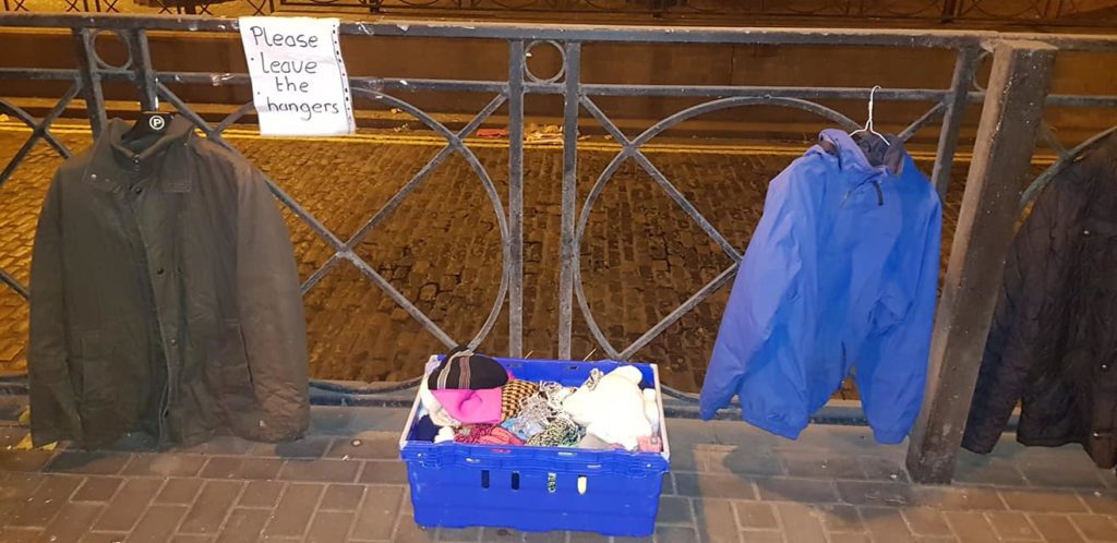 Tràn ngập áo ấm cho người vô gia cư treo trên cầu ở Ireland trong dịp Giáng Sinh
