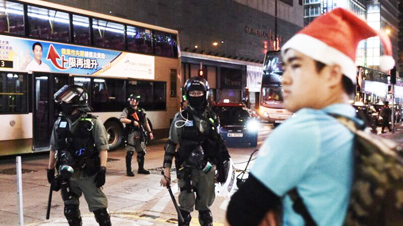 Đêm Giáng sinh 25/12, cảnh sát Hồng Kông điên cuồng bắt người, không ít trung tâm thương mại bị ép phải đóng cửa sớm.