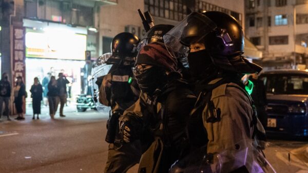 Cảnh sát Hồng Kông nổ súng, một người đàn ông bị trúng đạn máu chảy đầy mặt (ảnh 2)