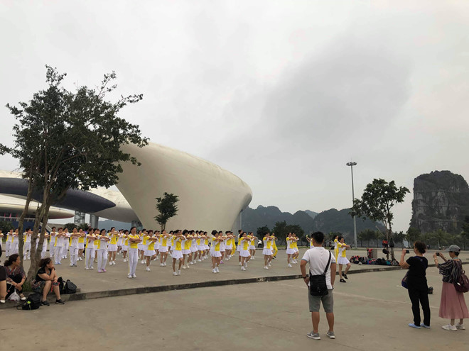 Từ đầu năm 2019 đến nay vẫn có hàng trăm phụ nữ Trung Quốc đến Hạ Long tổ chức các hoạt động tập thể.