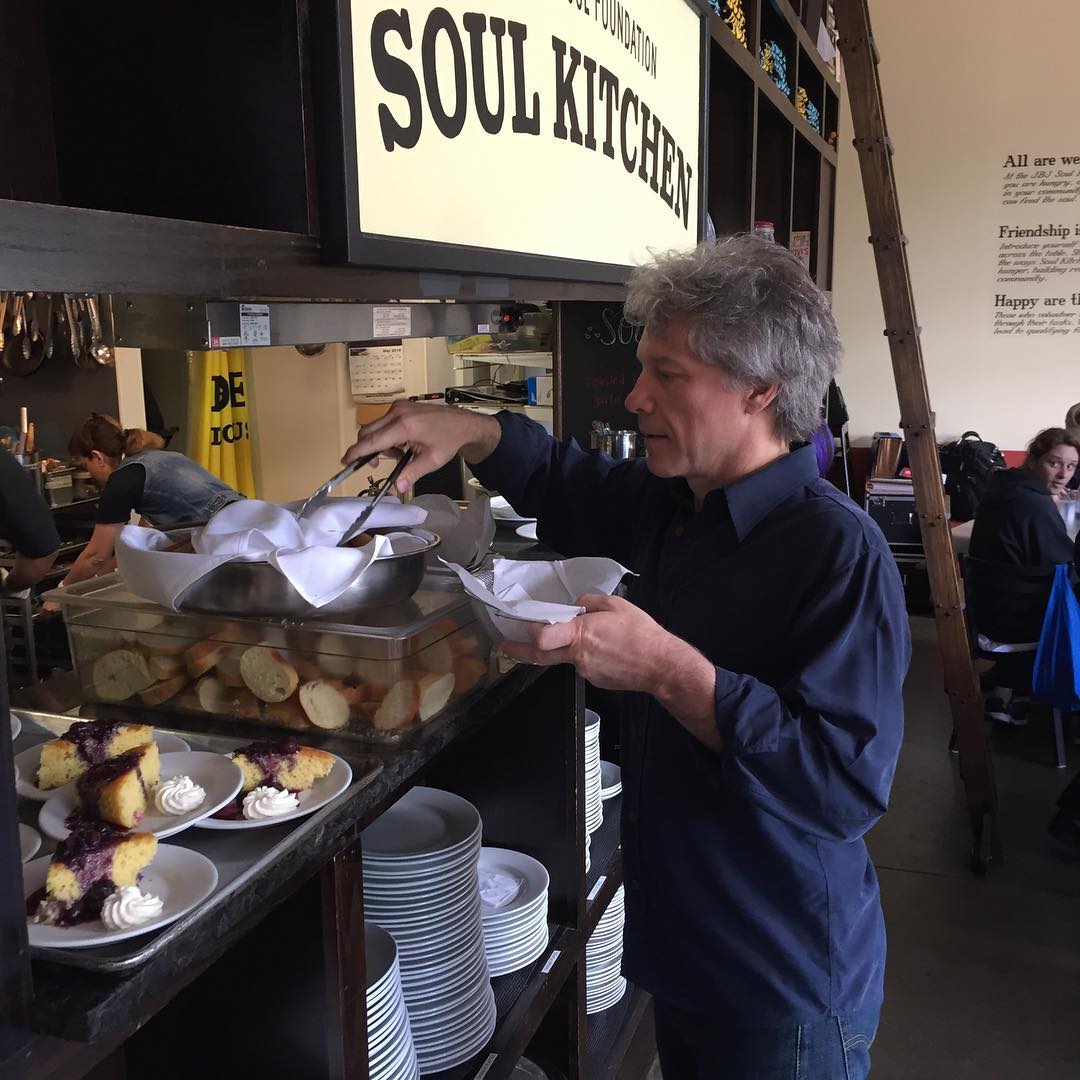 Jon Bon Jovi mở 2 nhà hàng từ thiện cho người nghèo đến ăn miễn phí