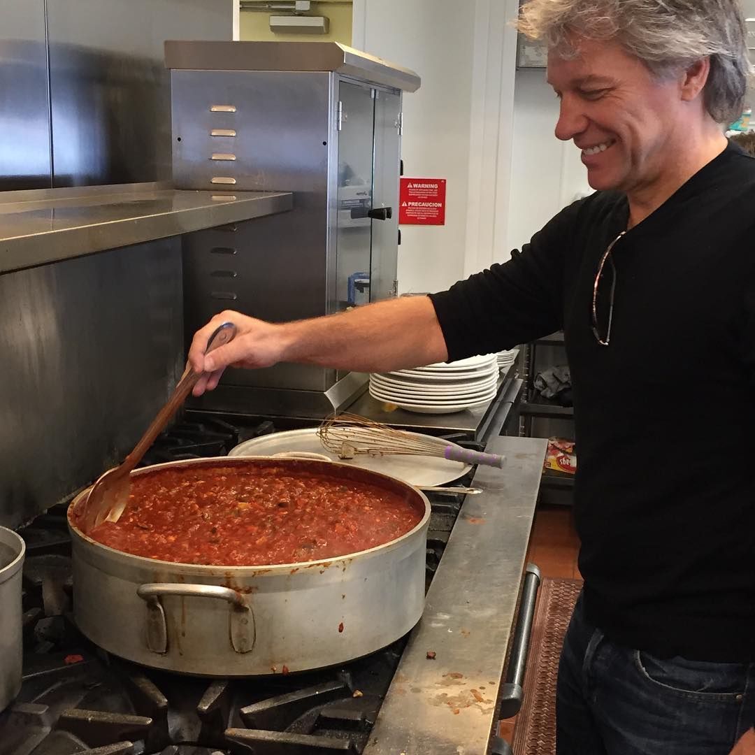Jon Bon Jovi mở 2 nhà hàng từ thiện cho người nghèo đến ăn miễn phí