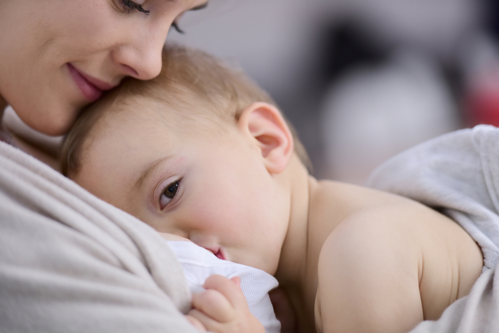 Nuôi con bằng sữa mẹ là một trong những cách kết nối tốt nhất với trẻ sơ sinh