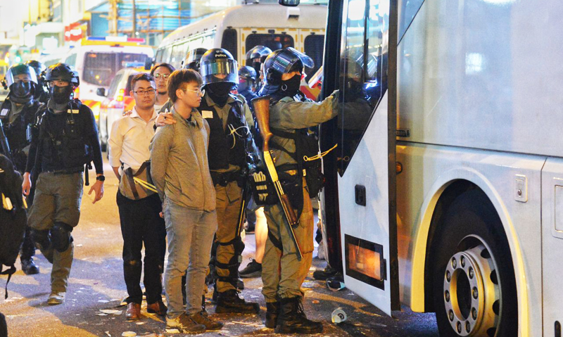Ngày 13/11, tại đường lớn sau Empire Hotel Hong Kong, cảnh sát chống bạo động đã bắt một nhóm người biểu tình đưa lên một chiếc xe bus du lịch, không rõ đi hướng nào. 
