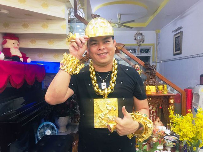 Phúc XO được nhiều người biết đến là 'đại gia đeo vàng' nhiều nhất Việt Nam. (Ảnh qua Zing)