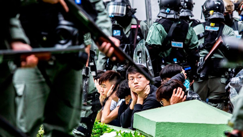 Cảnh sát Hồng Kông ép người dân quỳ xuống đất, đặt hai tay ra sau đầu, đối xử giống như tù binh.