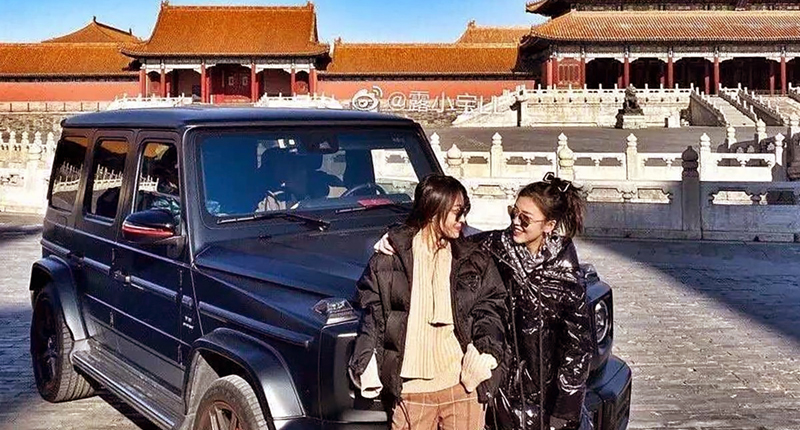 Cô gái đăng bức ảnh chụp cùng bạn và chiếc xe đắt tiền trong Cố Cung ở Bắc Kinh, nơi cấm xe cộ đi vào, hình ảnh này sau khi đăng tải đã khiến cư dân mạng có nhiều tranh luận 