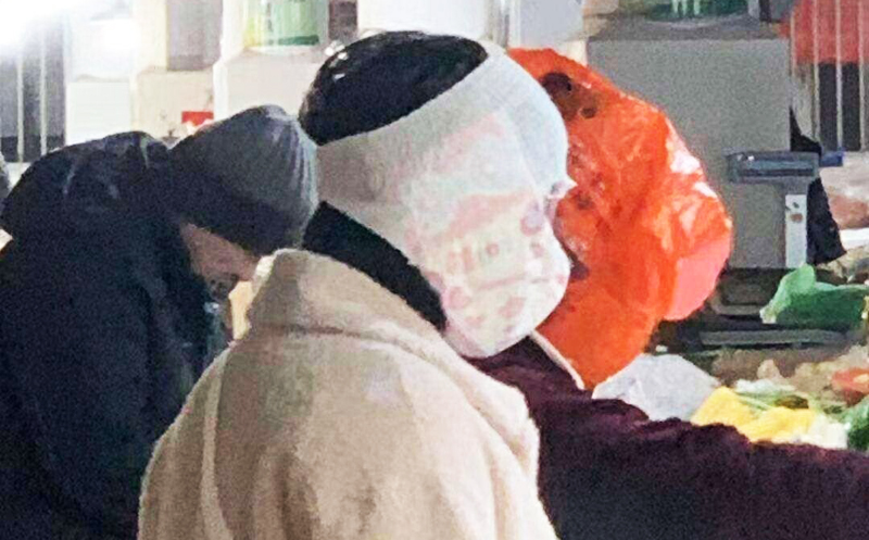 Tại khu chợ bán thức ăn tại Trung Quốc xuất hiện người dân đem cả "tã lót"để dùng làm mặt nạ. 