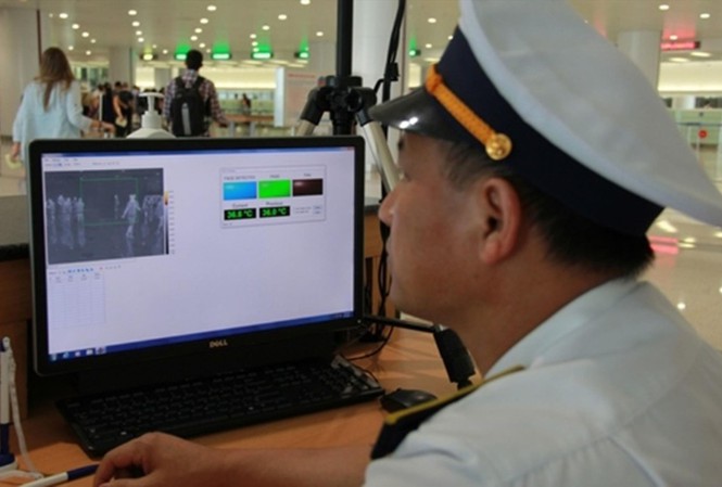 Máy đo thân nhiệt theo dõi hành khách tại sân bay Nội Bài, Hà Nội.