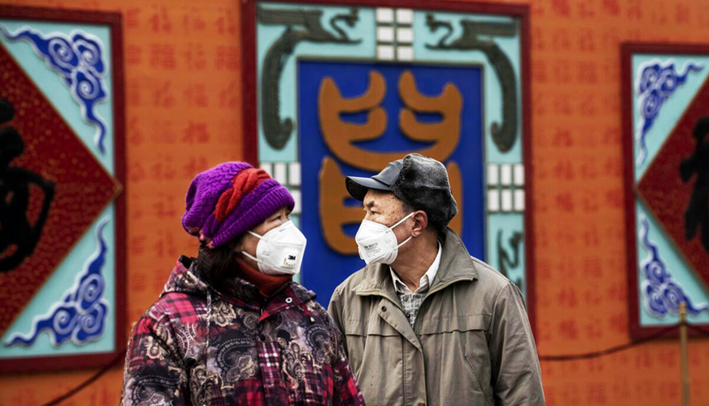 Một cặp vợ chồng Trung quốc đeo khẩu trang trong dịp lễ tết năm mới ở Bắc Kinh, Trung Quốc, ngày 26/01/2020.