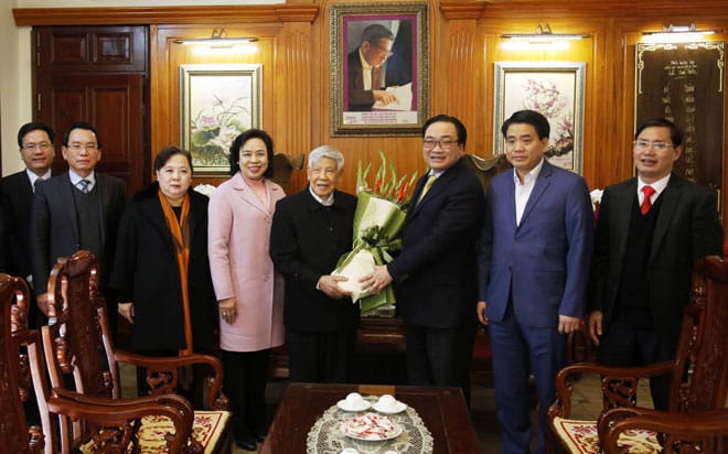 Lãnh đạo TP. Hà Nội thăm, chúc Tết ông Lê Khả Phiêu năm 2018. (Ảnh qua hanoimoi)