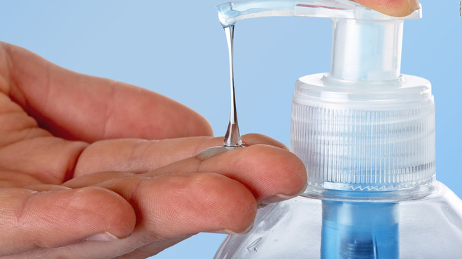 Nước rửa tay khô có tác dụng sát khuẩn cực nhanh nhờ cồn, song lại không hoàn toàn giết được hết vi khuẩn (có thể làm sạch các virus cảm lạnh, viêm họng và cúm; nhưng không có tác dụng với các loại norovirus).