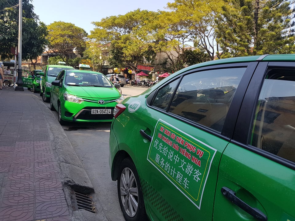 Đội xe taxi phục vụ khách du lịch nói tiếng Hoa ở TP. Hội An. (Ảnh qua dantri)