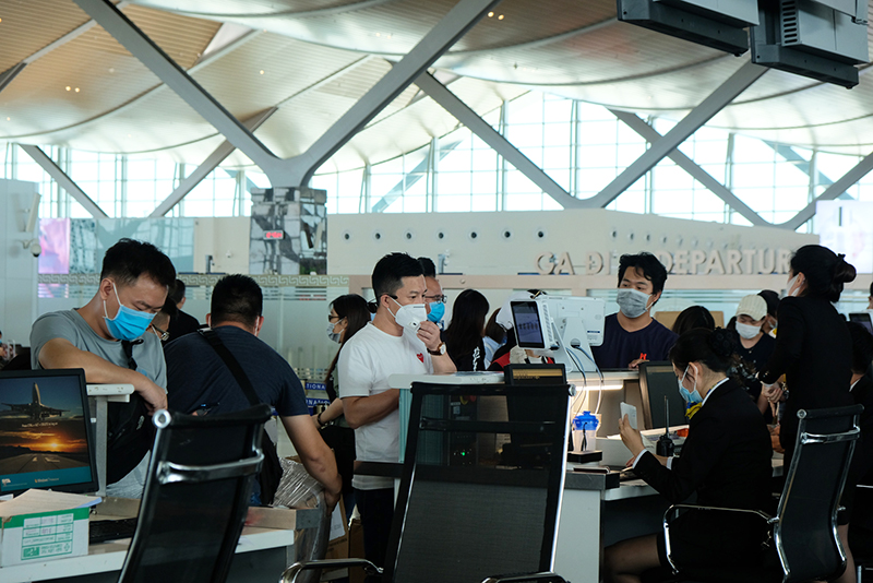 Hành khách làm thủ tục tại Cảng Hàng không Quốc tế Cam Ranh, Khánh Hòa. (Ảnh qua tuoitre)