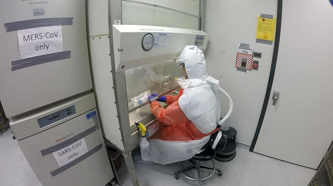 Một nhà nghiên cứu tìm hiểu về virus Corona chủng mới trong phòng thí nghiệm tại Trường Y khoa thuộc trường ĐH Maryland. (Ảnh qua nld)