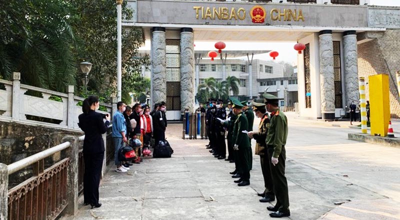 Đồn Biên phòng cửa khẩu quốc tế Thanh Thủy, BĐBP Hà Giang (Việt Nam) và Cục Công an Malypho (Vân Nam, Trung Quốc) làm thủ tục trao trả công dân. (Ảnh qua bienphong)