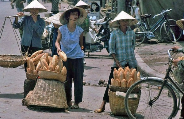 Bánh mì được bày bán trên khắp Sài Gòn.