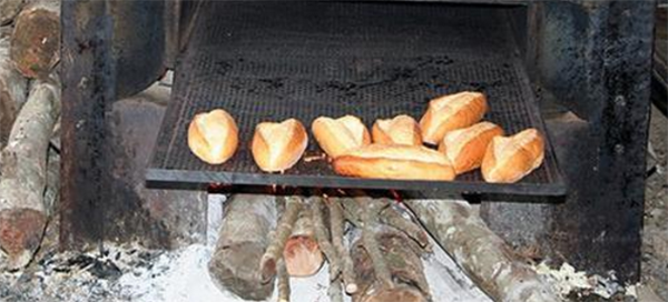 Lò nướng bánh mì bằng củi thời xưa.