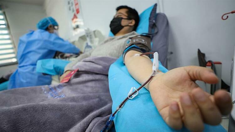 Bệnh nhân nhiễm virus Vũ Hán đã khỏi bệnh, hiến máu tại phòng khám Vũ Hán, Hồ Bắc. (Ảnh qua vnexpress)