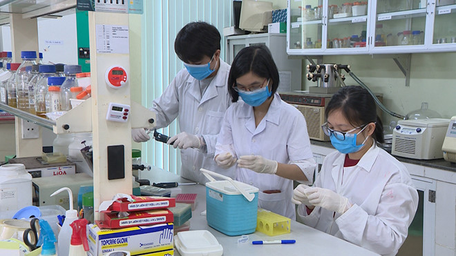 Các nhà khoa học Viện Công nghệ sinh học nghiên cứu bộ sinh phẩm chẩn đoán virus Sars-Cov-2. (Ảnh qua tuoitre)