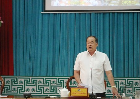 Chủ tịch UBND tỉnh An Giang Nguyễn Thanh Bình chủ trì cuộc họp vào chiều 23/3. (Ảnh qua Zing)