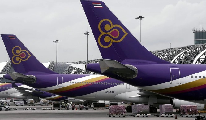 Hành khách trên chuyến bay của Thai Airways đã phải chờ 7 giờ đồng hồ để được kiểm tra virus Corona sau khi đáp xuống sân bay ở Thượng Hải. (Ảnh qua viettimes)