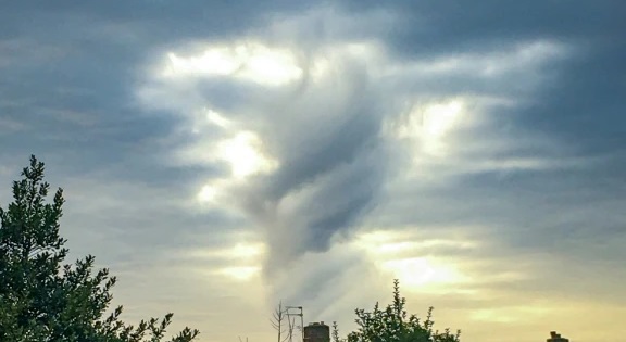 Đám mây trông giống chúa Giê su đang dang tay. 