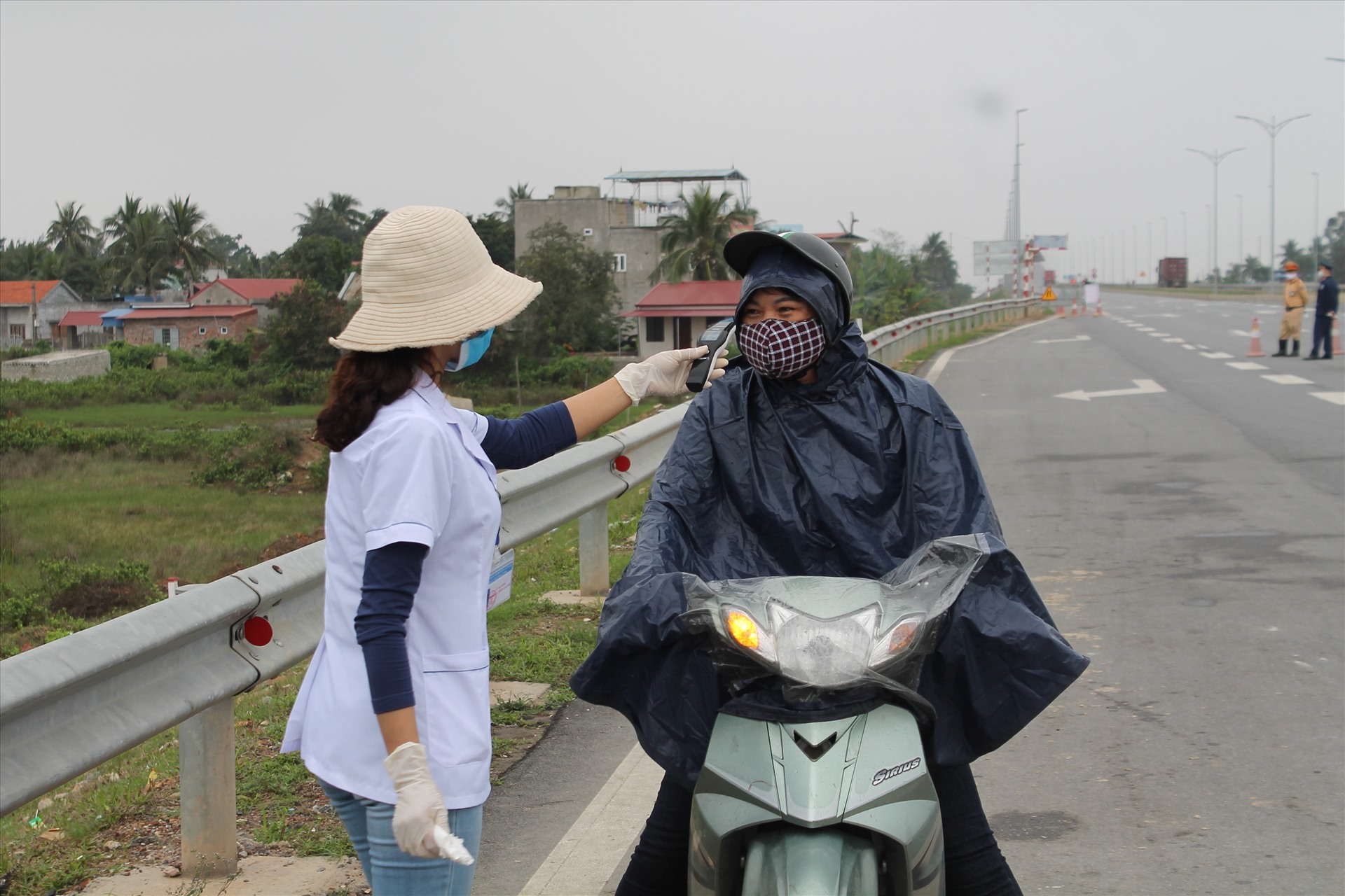 Kiểm tra thân nhiệt tại chốt kiểm dịch y tế huyện Cát Hải. (Ảnh qua laodong)