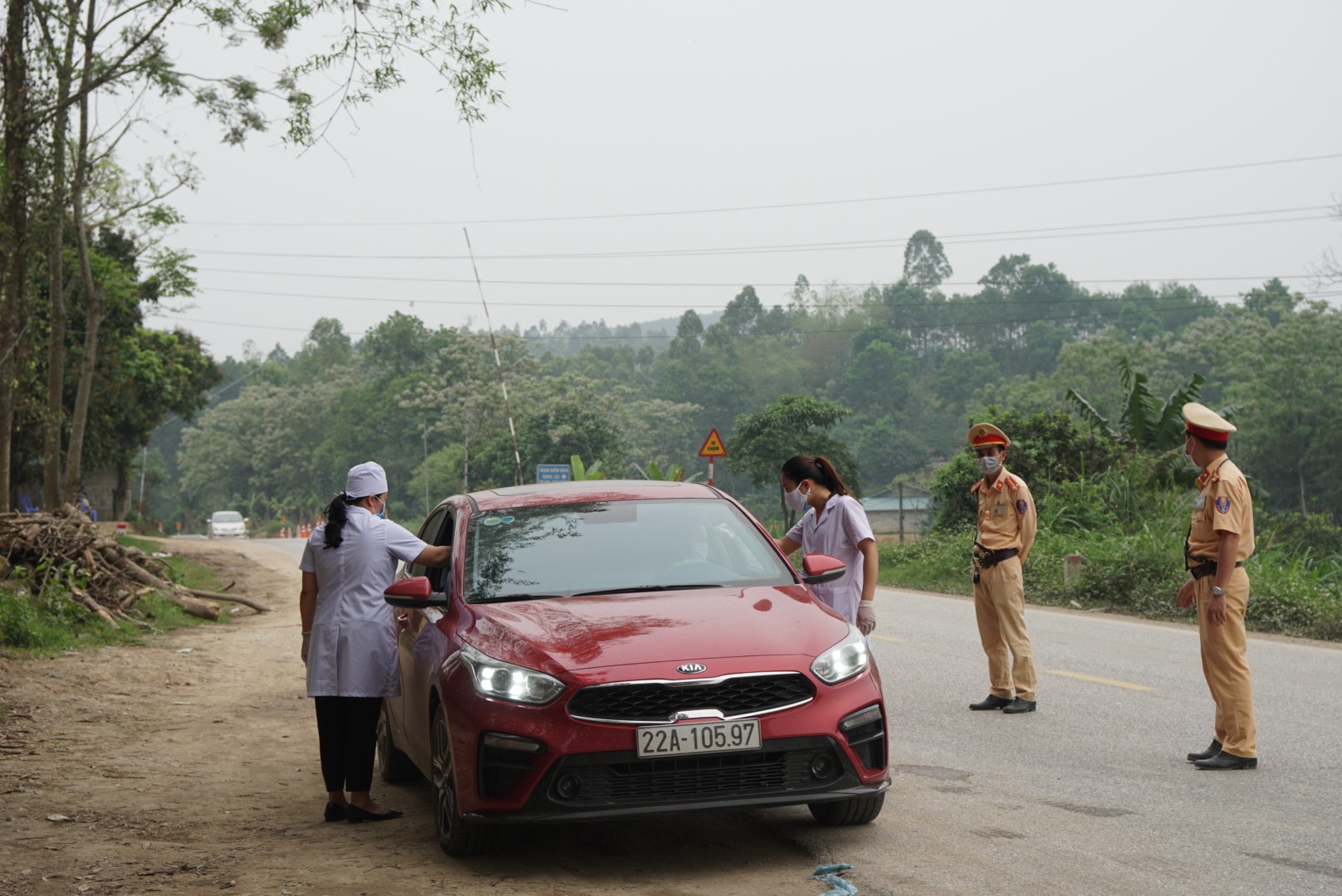 Tuyên Quang tổ chức đo thân nhiệt toàn bộ người dân vào thành phố. 