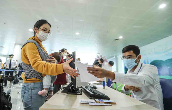 Phát hiện 2 vợ chồng từ Ý lọt vòng kiểm dịch ở sân bay Tân Sơn Nhất, hàng xóm báo công an