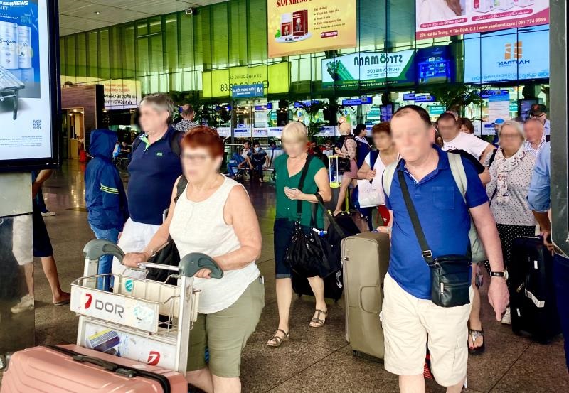 Tại sân bay Tân Sơn Nhất có rất ít khách nước ngoài đeo khẩu trang để phòng tránh dịch bệnh. (Ảnh qua vtc)